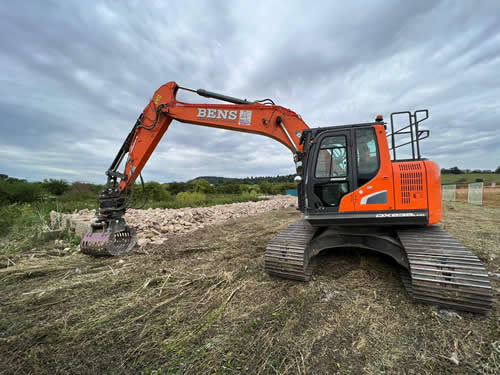 Bens Demolition Division job Demolition old farm buildings for Chappell and Dix photo number 3