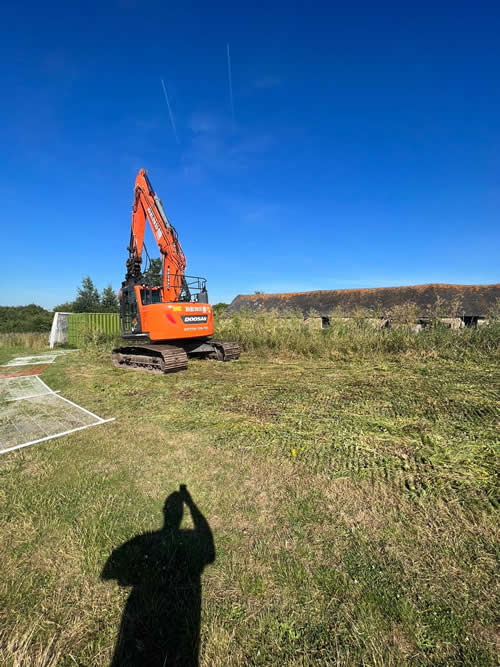 Bens Demolition Division job Demolition old farm buildings for Chappell and Dix photo number 10